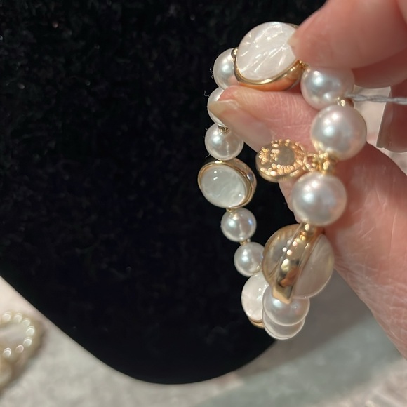 NWT this Clayborne bracelet, gold and white pearls - Picture 3 of 6